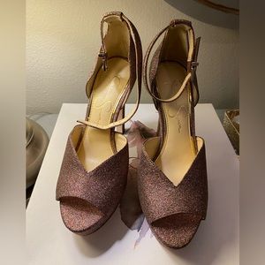 Jessica Simpson’s platform sandals